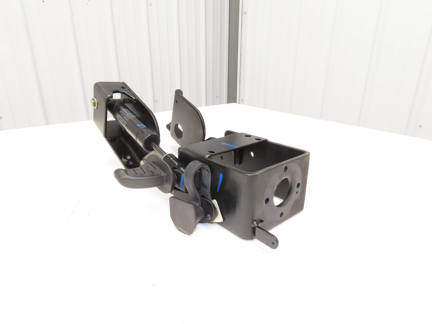 Hyster 8808585 Forklift Steering Column Tilt Bracket Assembly Removed From E80XN