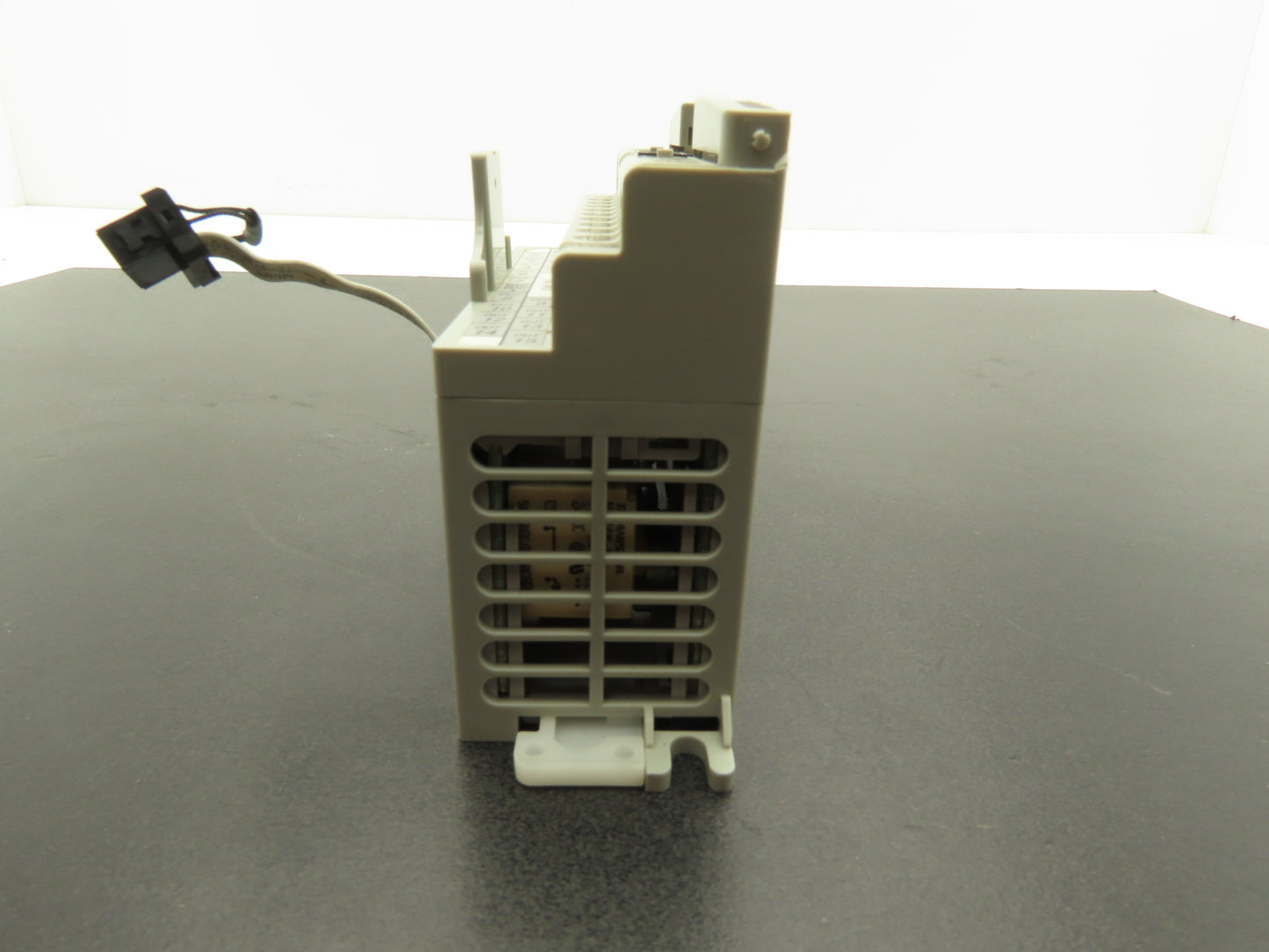 Allen Bradley 1762-OW16 MicroLogix 1200 16 Pt. VAC/VDC Relay Output Ser B Rev A