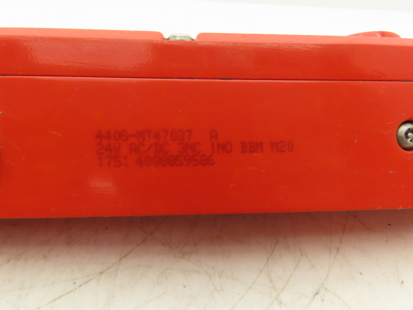 Allen Bradley 440G-MT47037 Guardmaster Locking Guard Switch 110VAC 440G-MT