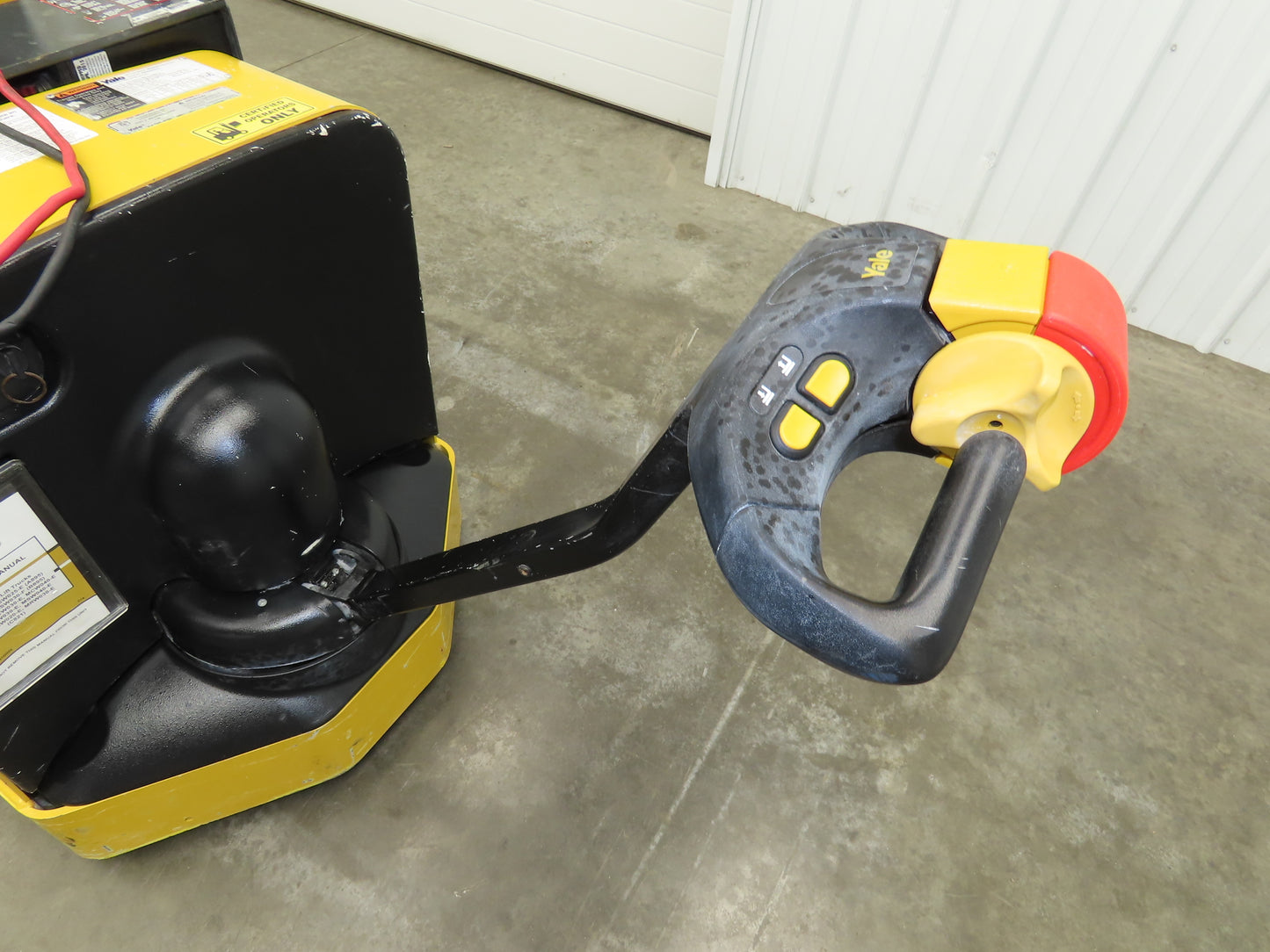 Yale MSW025 Walk Behind Pallet Lift Truck 2500lbs 24V Straddle Stacker 284H 2015