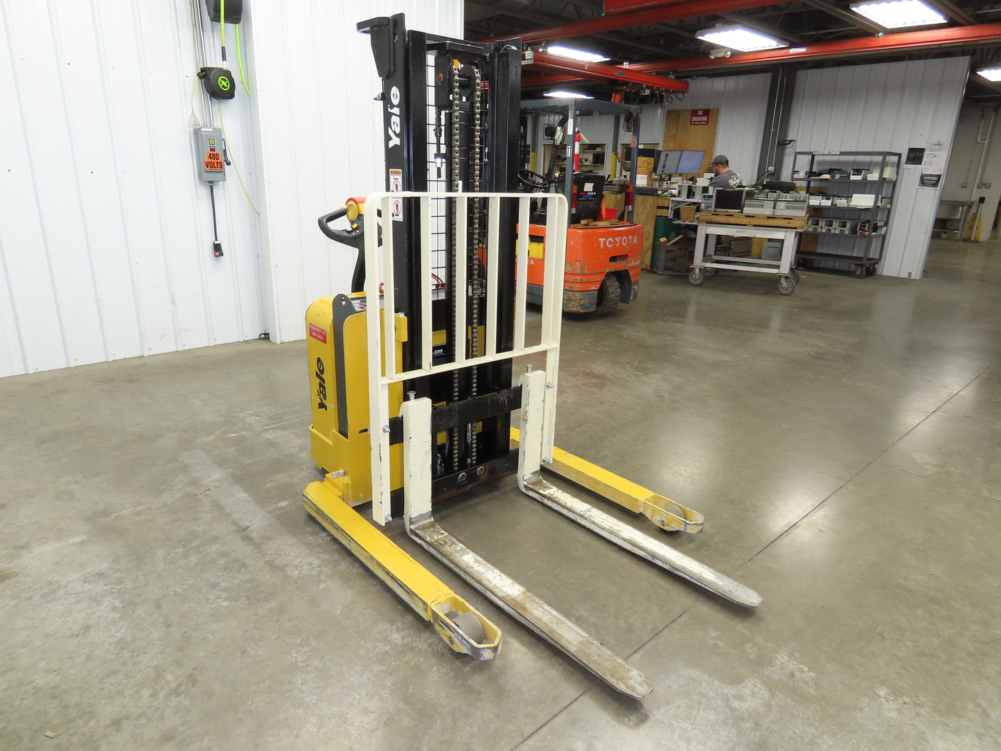 Yale MSW025 Walk Behind Pallet Lift Truck 2500lbs 24V Straddle Stacker 284H 2015