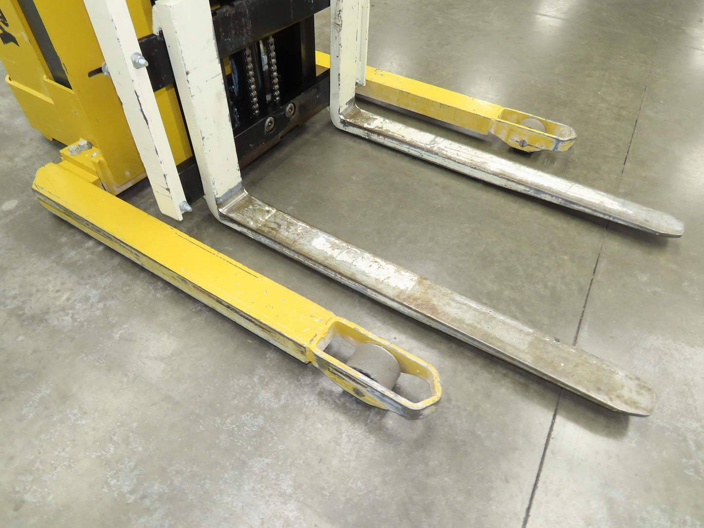 Yale MSW025 Walk Behind Pallet Lift Truck 2500lbs 24V Straddle Stacker 284H 2015