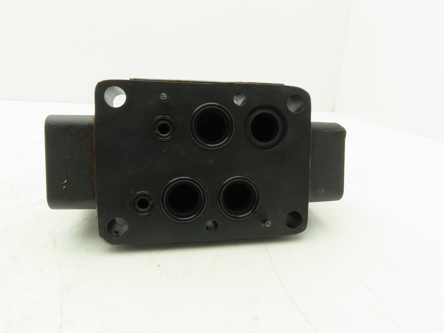 Vickers DG5S4-042C-T-M-FW-B5-60 Hydraulic Directional Control Valve
