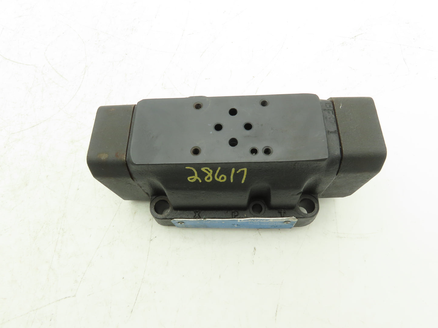Vickers DG5S4-042C-T-M-FW-B5-60 Hydraulic Directional Control Valve