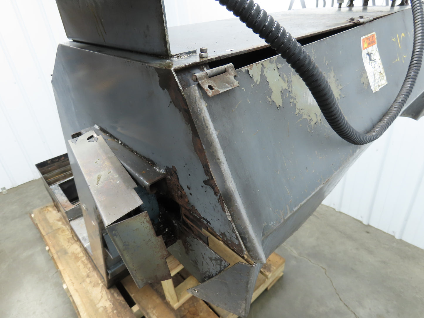 Enomoto 37"W x 8' 4" Chip Conveyor 26"Belt 220V *Needs New Drive Sprockets*