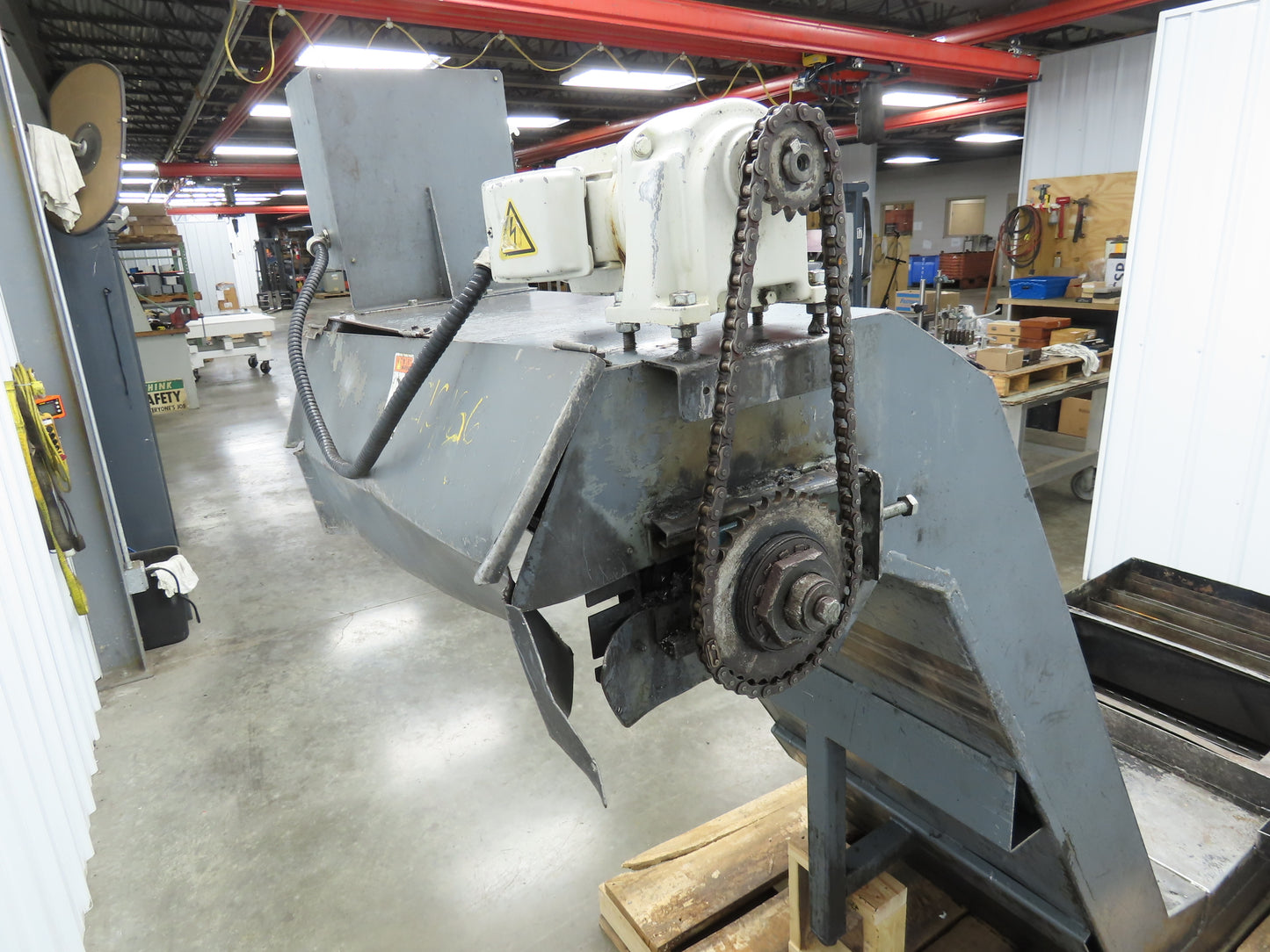 Enomoto 37"W x 8' 4" Chip Conveyor 26"Belt 220V *Needs New Drive Sprockets*