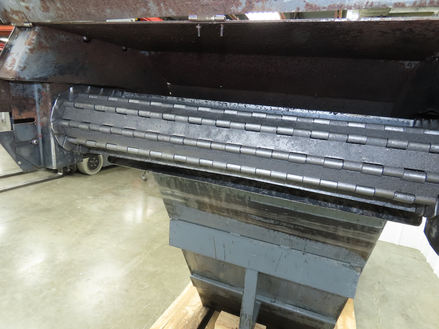 Enomoto 37"W x 8' 4" Chip Conveyor 26"Belt 220V *Needs New Drive Sprockets*