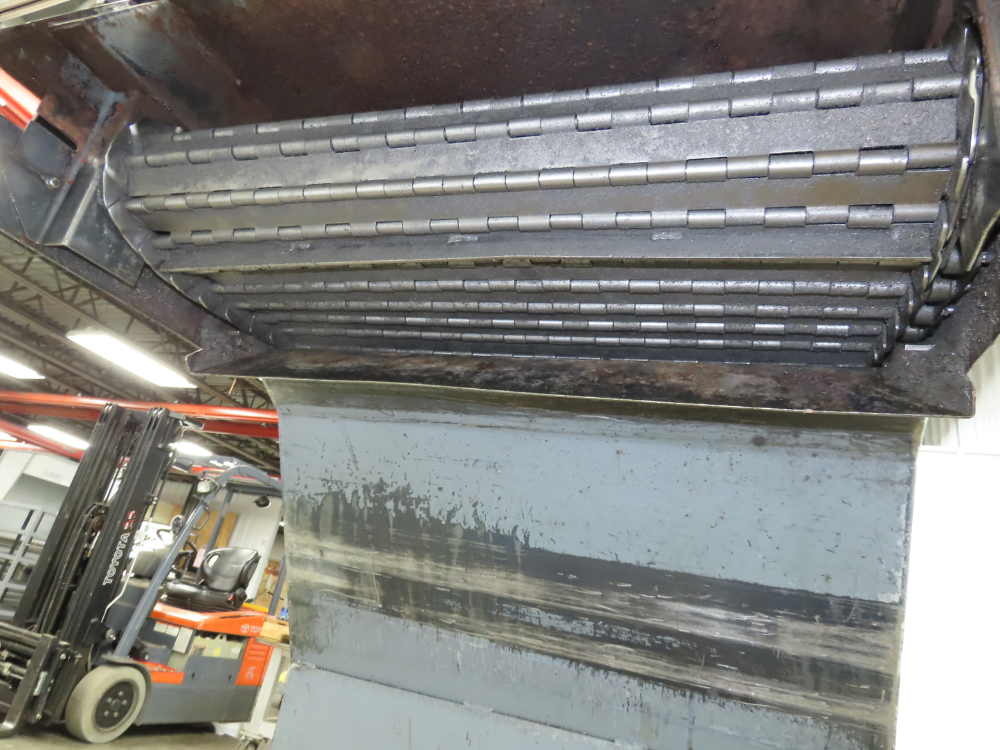 Enomoto 37"W x 8' 4" Chip Conveyor 26"Belt 220V *Needs New Drive Sprockets*