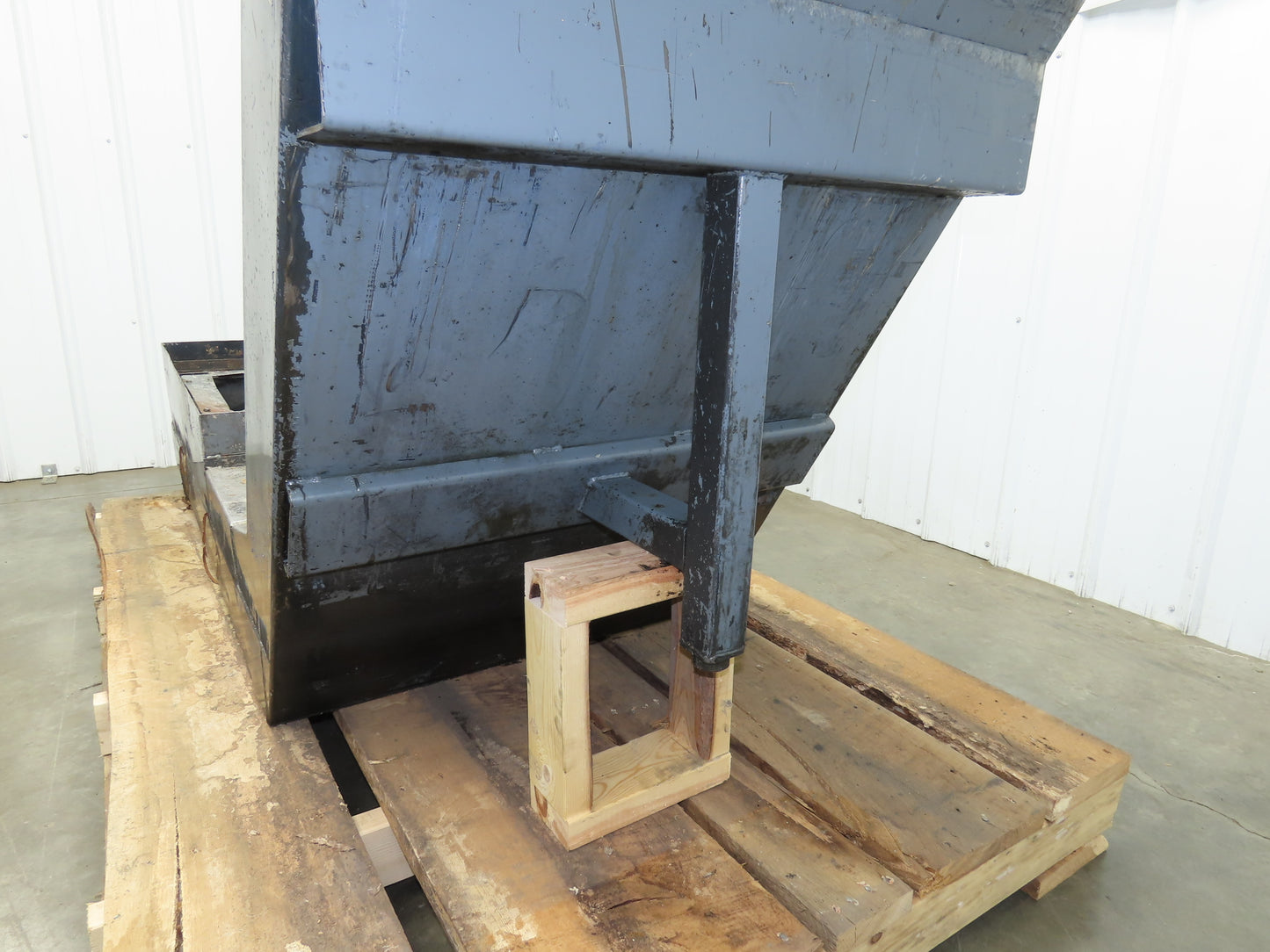 Enomoto 37"W x 8' 4" Chip Conveyor 26"Belt 220V *Needs New Drive Sprockets*