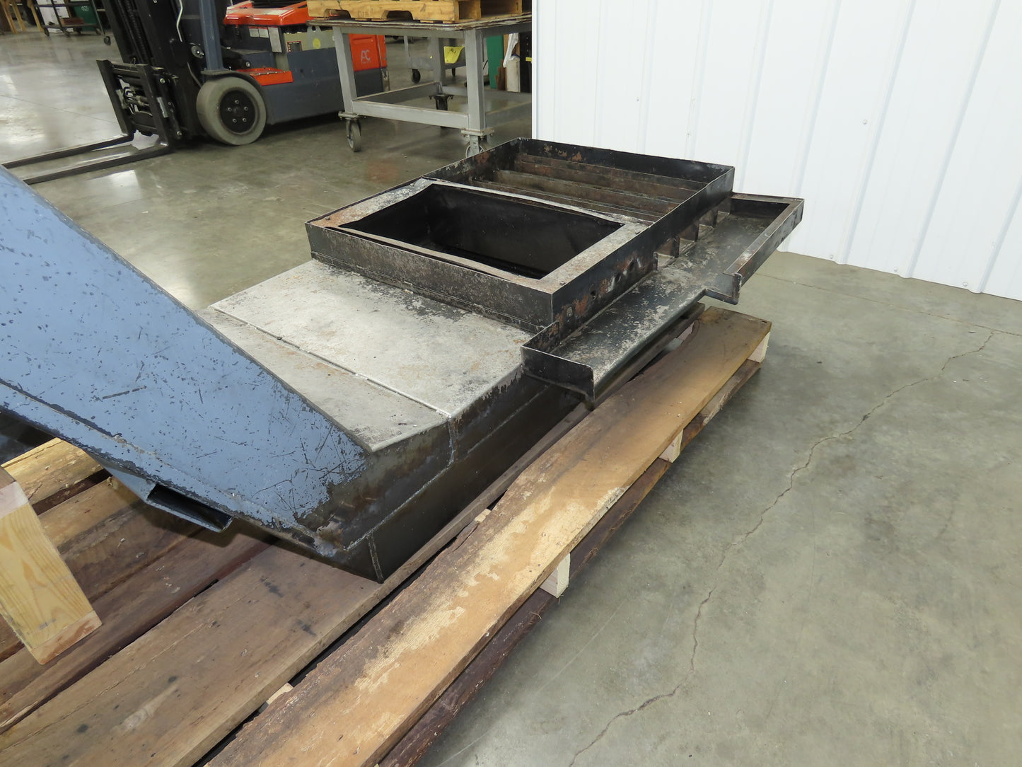 Enomoto 37"W x 8' 4" Chip Conveyor 26"Belt 220V *Needs New Drive Sprockets*