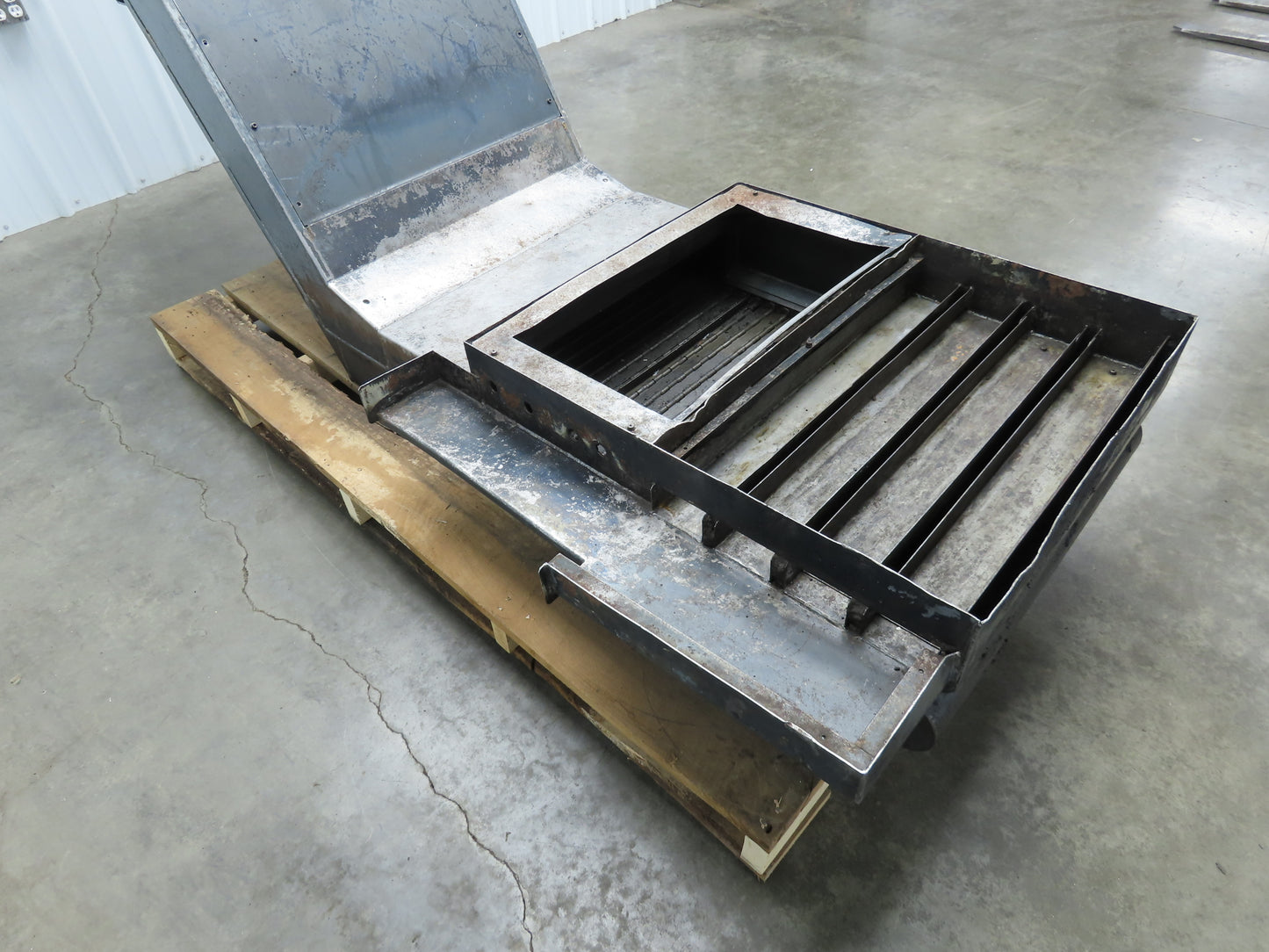 Enomoto 37"W x 8' 4" Chip Conveyor 26"Belt 220V *Needs New Drive Sprockets*