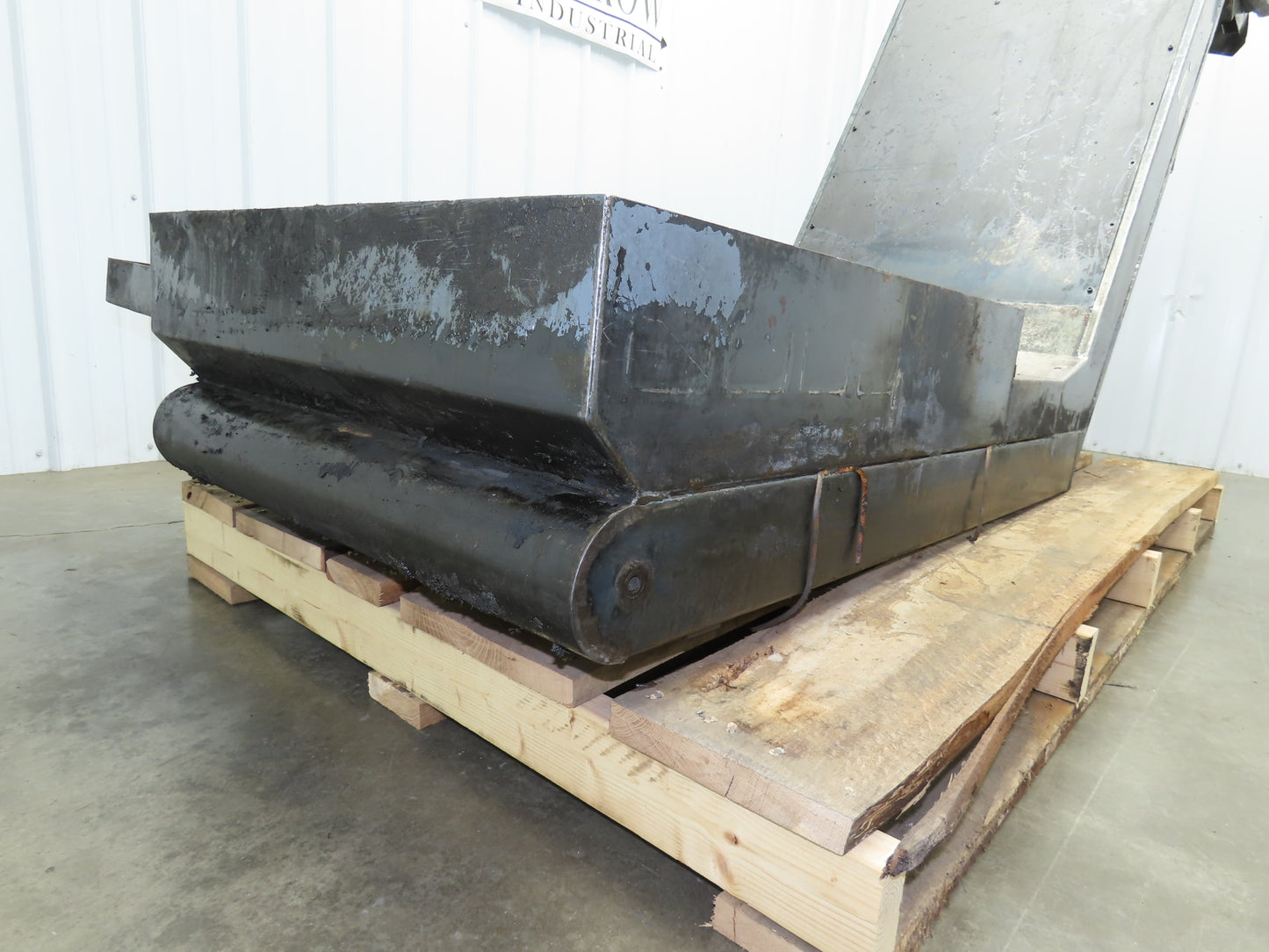 Enomoto 37"W x 8' 4" Chip Conveyor 26"Belt 220V *Needs New Drive Sprockets*