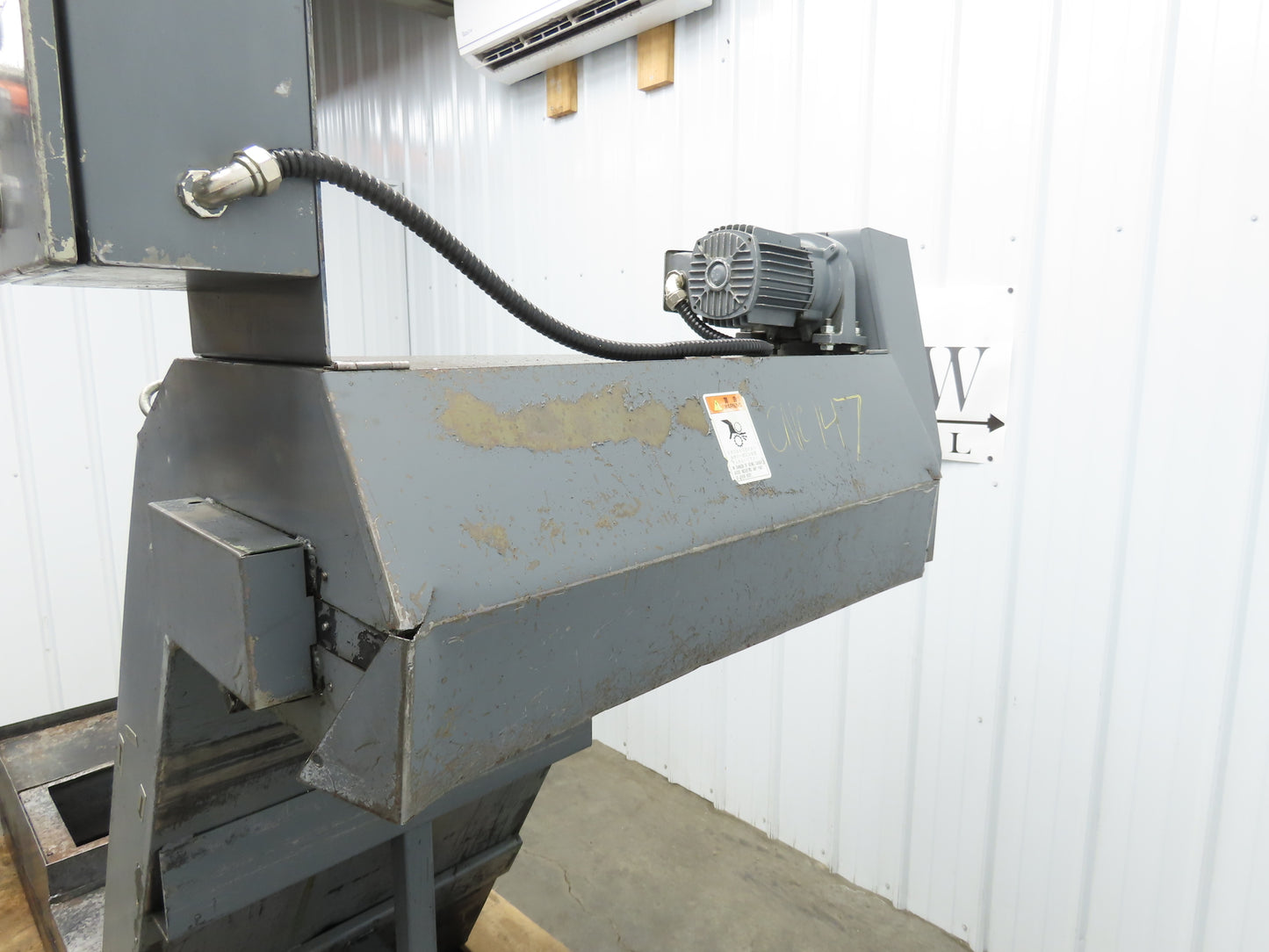 Enomoto 37"W x 8' 4"L Chip Conveyor 26"Belt 46"H Discharge 220V 3PH Chain Drive