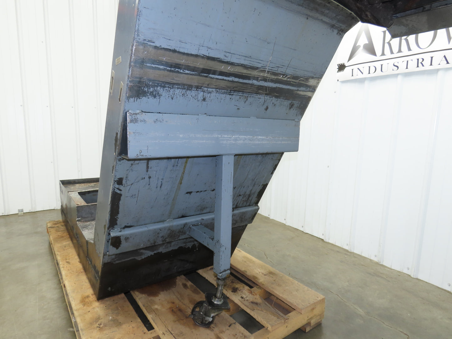 Enomoto 37"W x 8' 4"L Chip Conveyor 26"Belt 46"H Discharge 220V 3PH Chain Drive