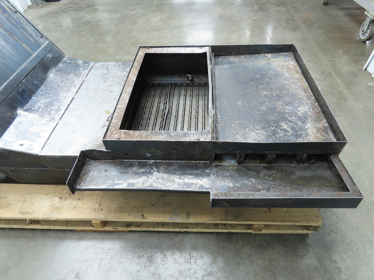 Enomoto 37"W x 8' 4"L Chip Conveyor 26"Belt 46"H Discharge 220V 3PH Chain Drive