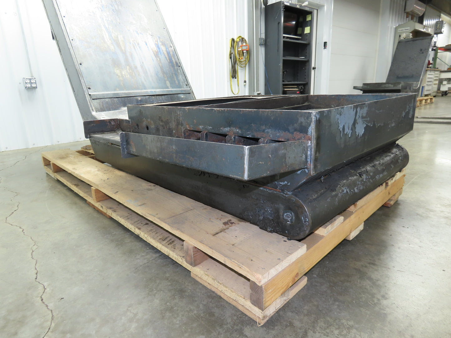 Enomoto 37"W x 8' 4"L Chip Conveyor 26"Belt 46"H Discharge 220V 3PH Chain Drive