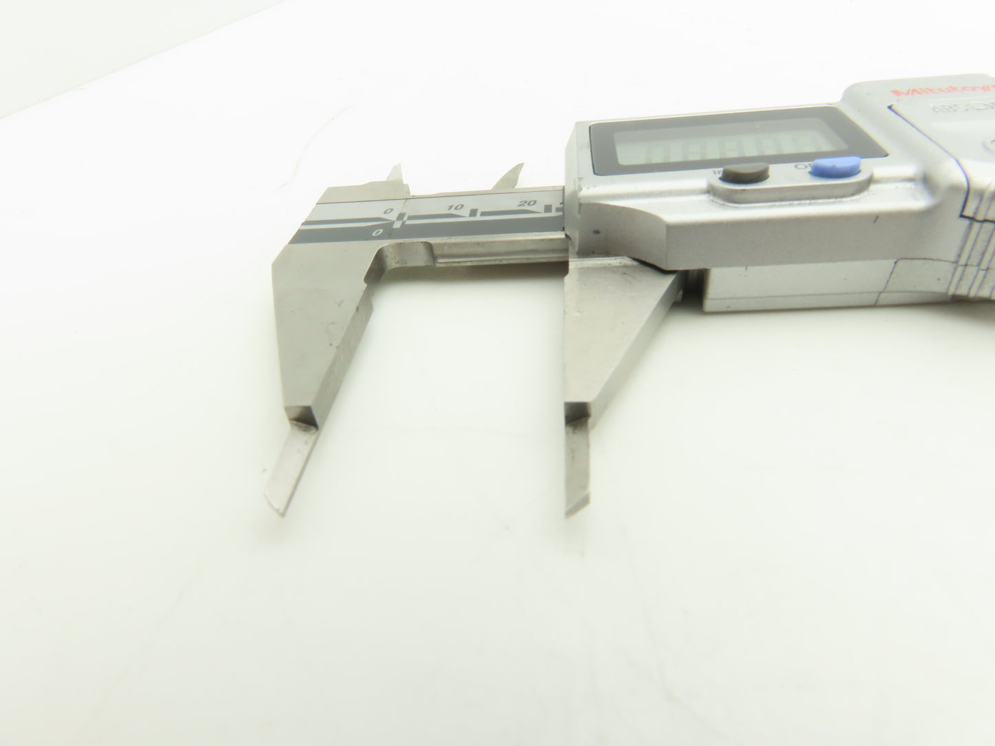 Mitutoyo 573-725 Digimatic Point Tip Caliper 0-6" 150mm .0005" NTD12P-6"PMX