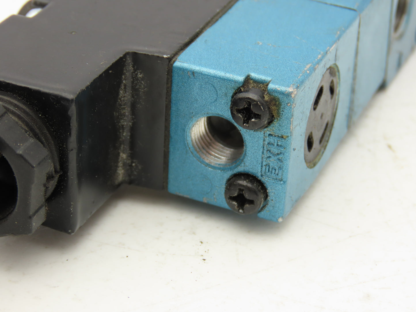 MAC 821C-PP-111CA-152 Pneumatic Double Solenoid 4/3 Spool Valve 120V 1/4" NPT