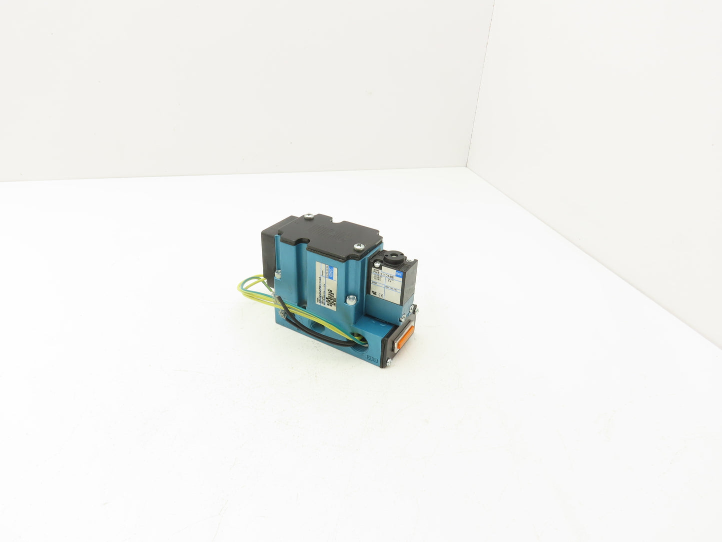 MAC 6311D-212-PM-111DA Pneumatic Solenoid Valve 120VAC 3/8"NPT W/Manifold 150PSI