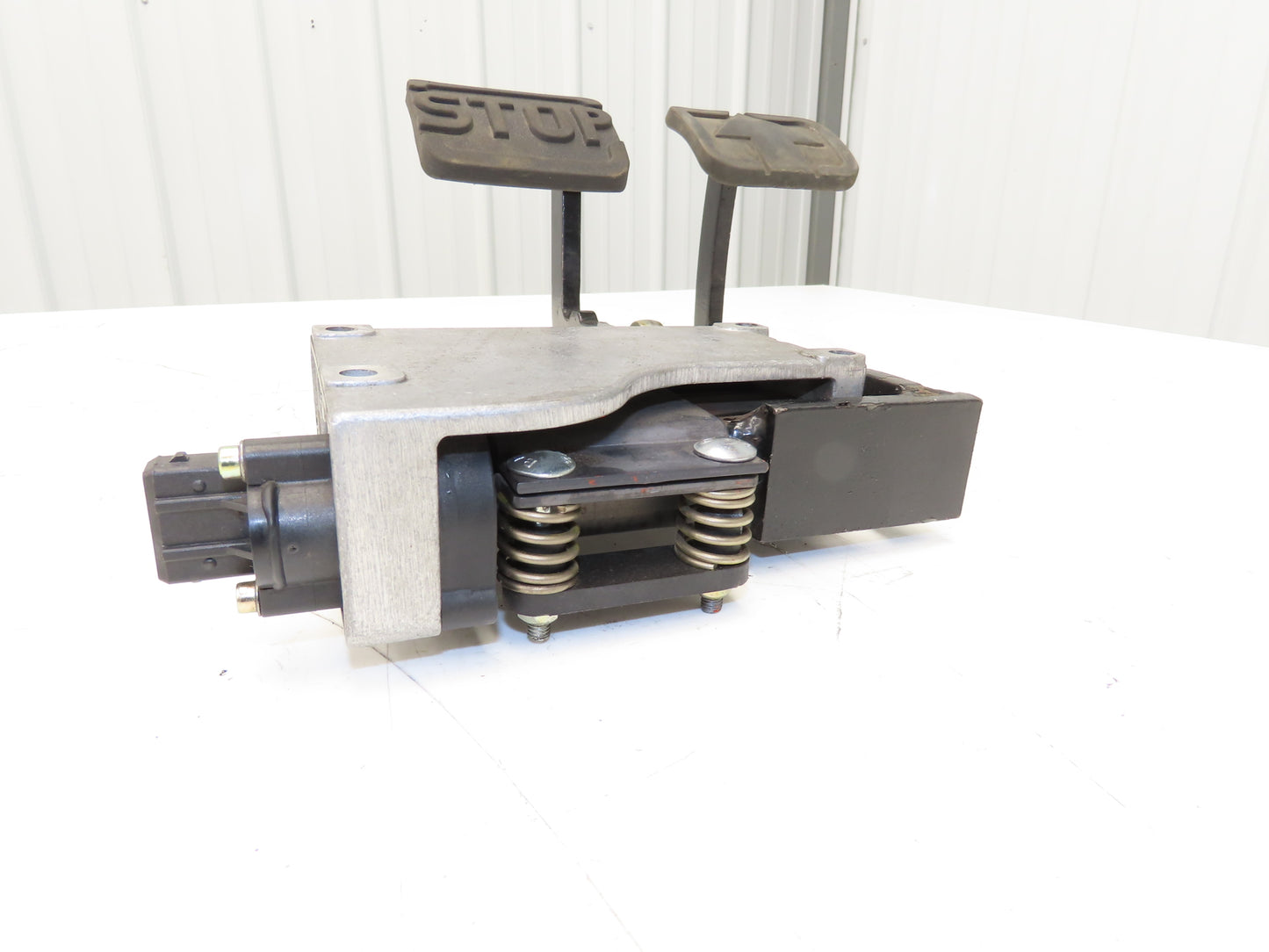 Linde Forklift Brake & Accelerator Pedal W/Potentiometer Removed From E20C