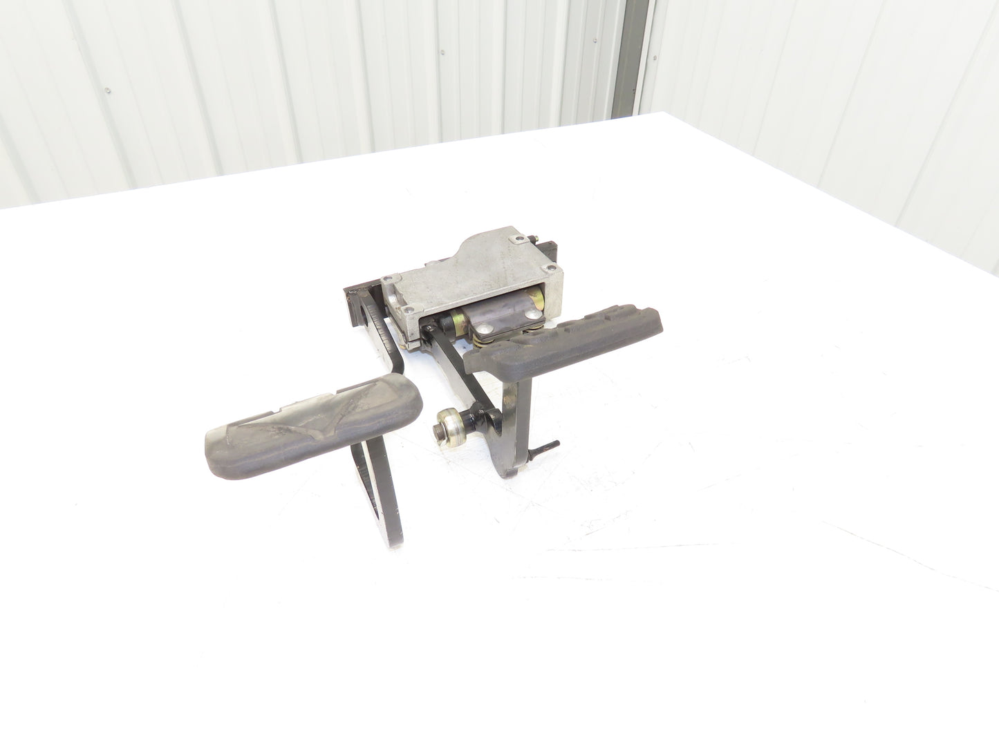 Linde Forklift Brake & Accelerator Pedal W/Potentiometer Removed From E20C