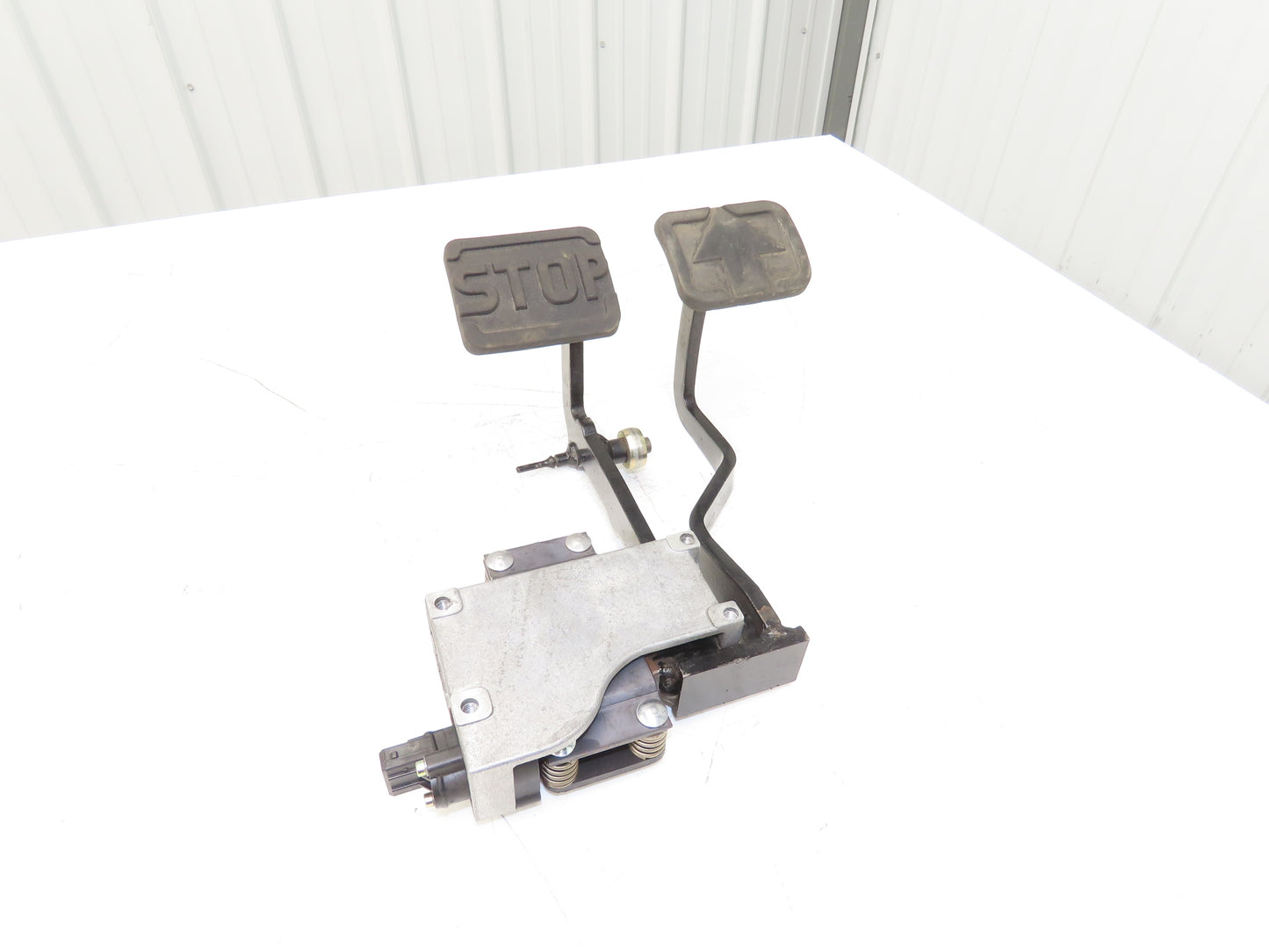 Linde Forklift Brake & Accelerator Pedal W/Potentiometer Removed From E20C