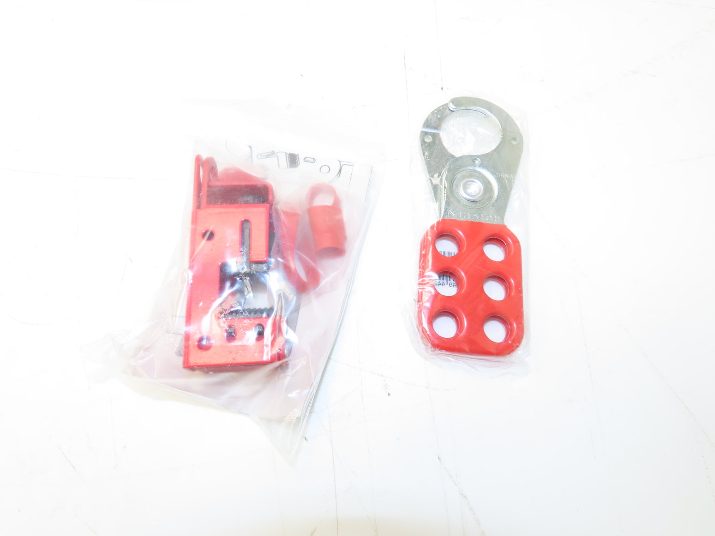 Master Lock 1458VE410 Portable Lockout Kit 8 Padlocks Gate Covers Hasp Cable