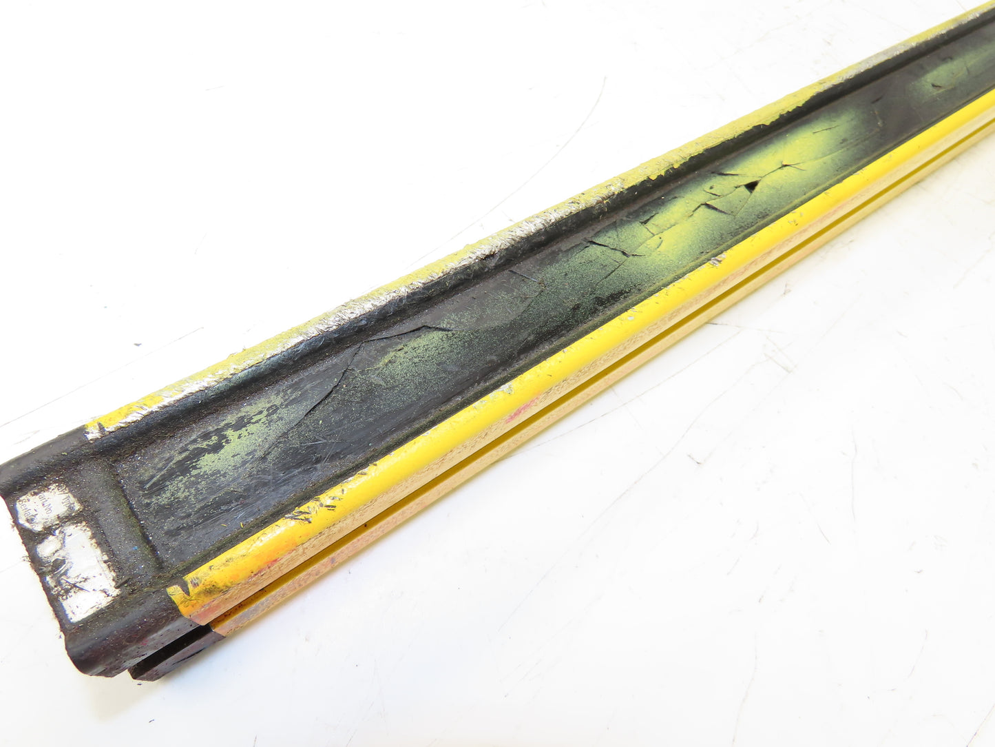 Allen Bradley 440L-T4D0750-N Guardmaster Light Curtain Transmitter *Cracked*