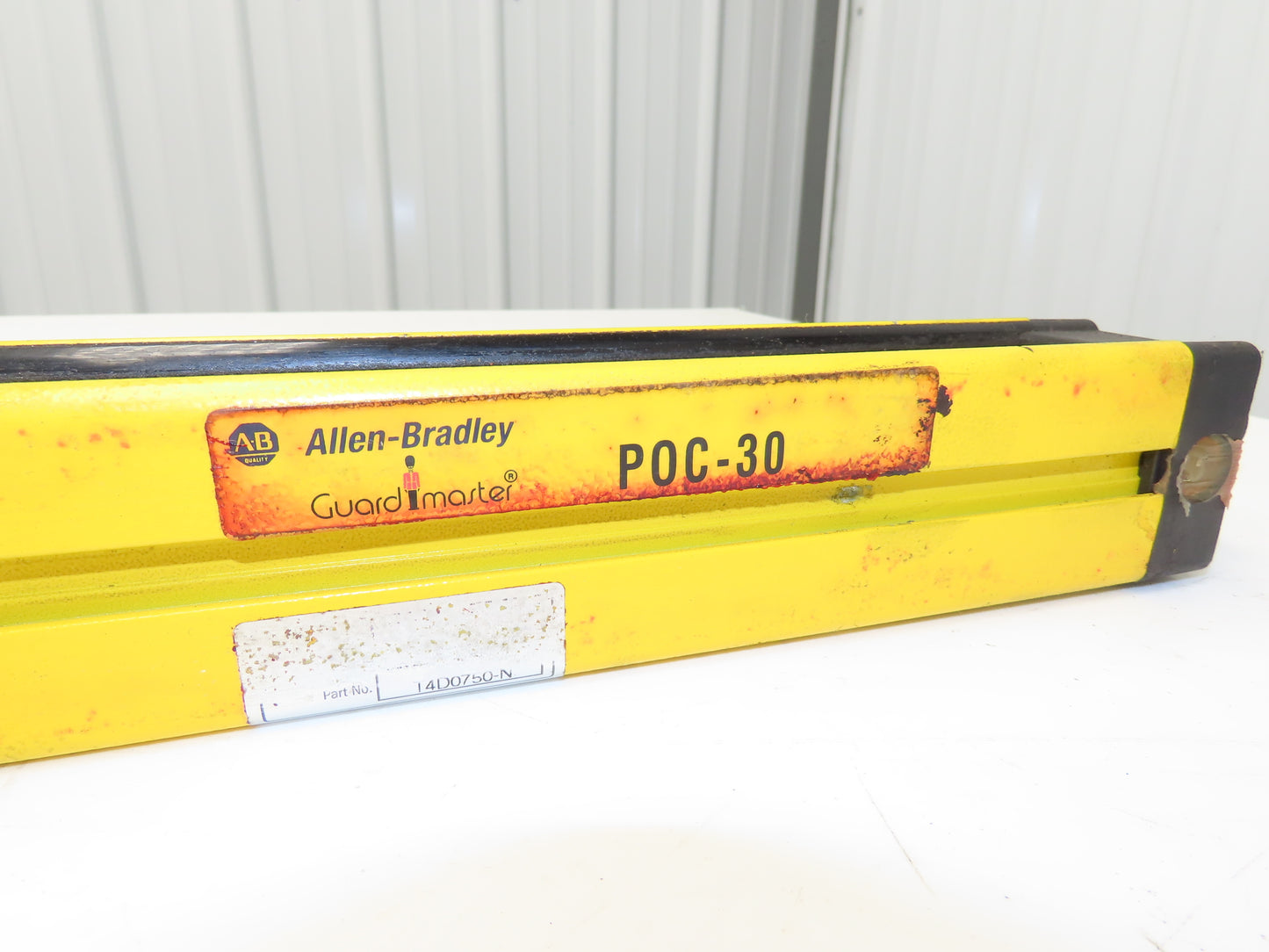 Allen Bradley 440L-T4D0750-N Guardmaster Light Curtain Transmitter *Cracked*