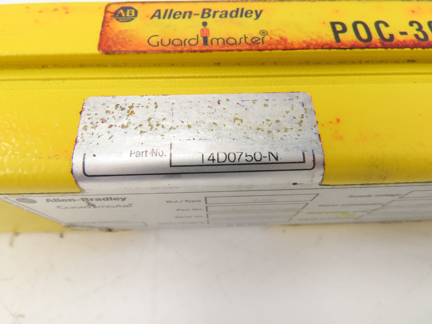 Allen Bradley 440L-T4D0750-N Guardmaster Light Curtain Transmitter *Cracked*