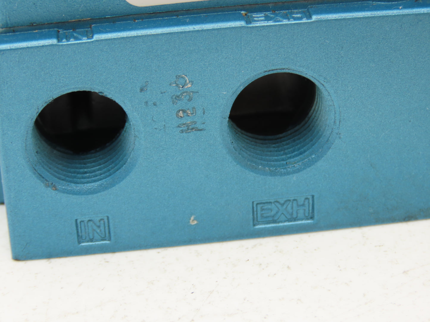 MAC 6221C-211-PM-114DA Pneumatic Solenoid Valve 3/8" Ports 120VAC Coil 150PSI