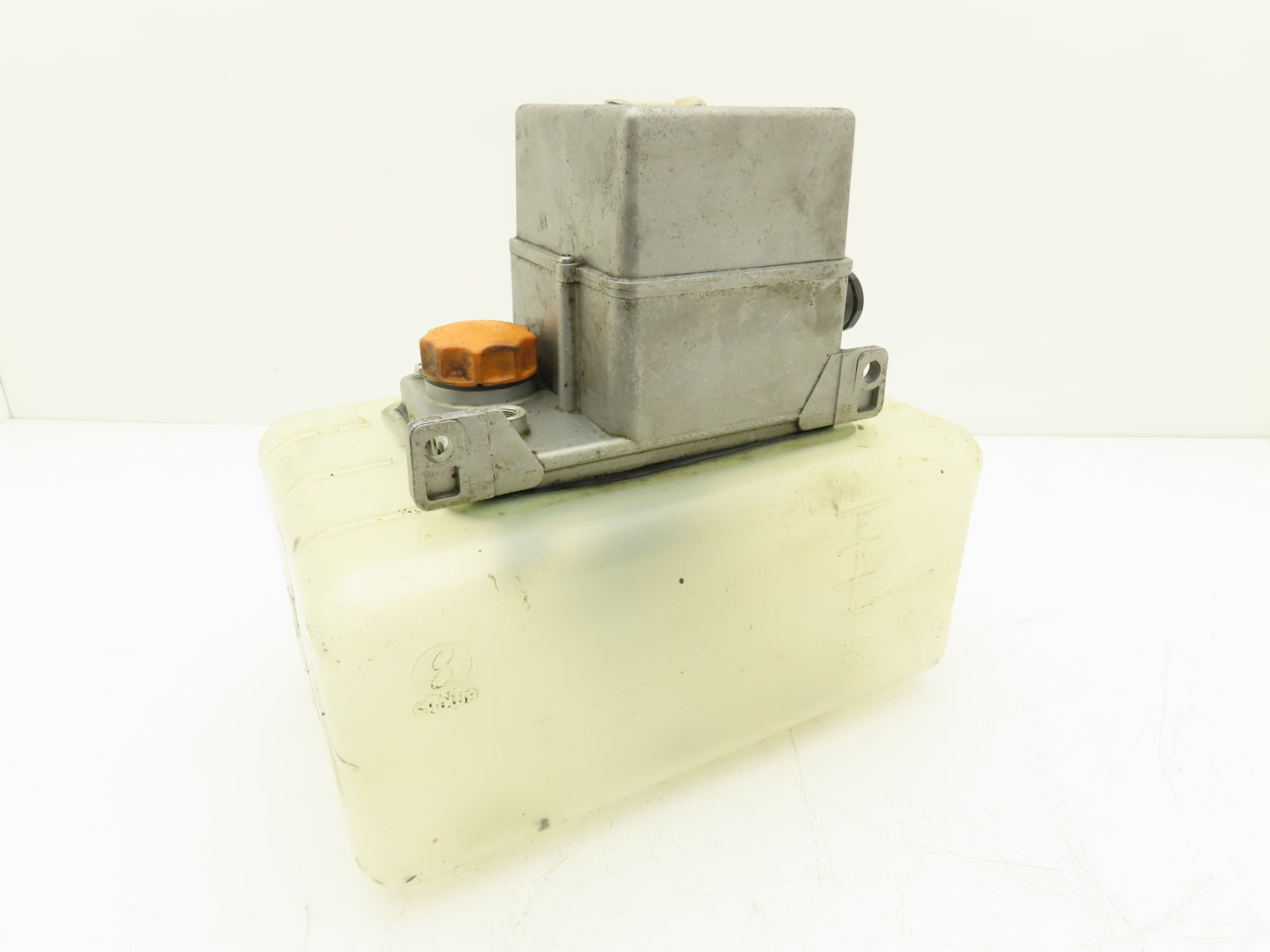 Showa LCB 4 310C Lubrication Oil Pump 0.1 L/Min 6L Tank 100V CNC Machine Oiler