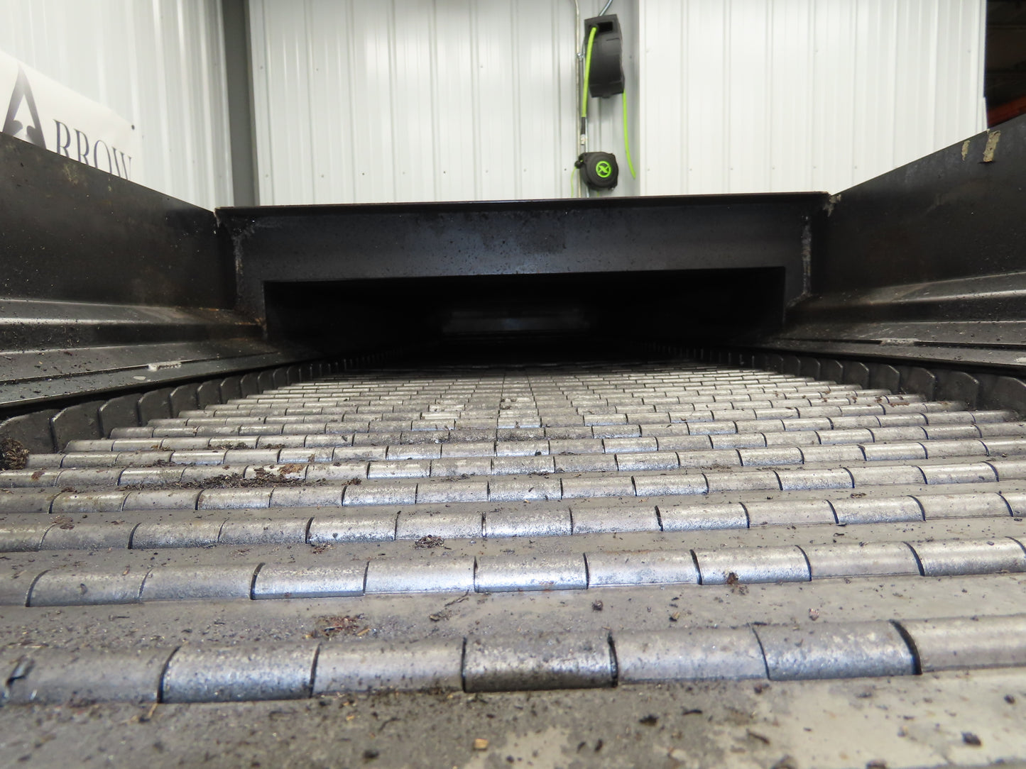 Enomoto MA-500H 25"W x 9' 3"L Chip Conveyor 22" Belt 40" Infeed 220V 3PH