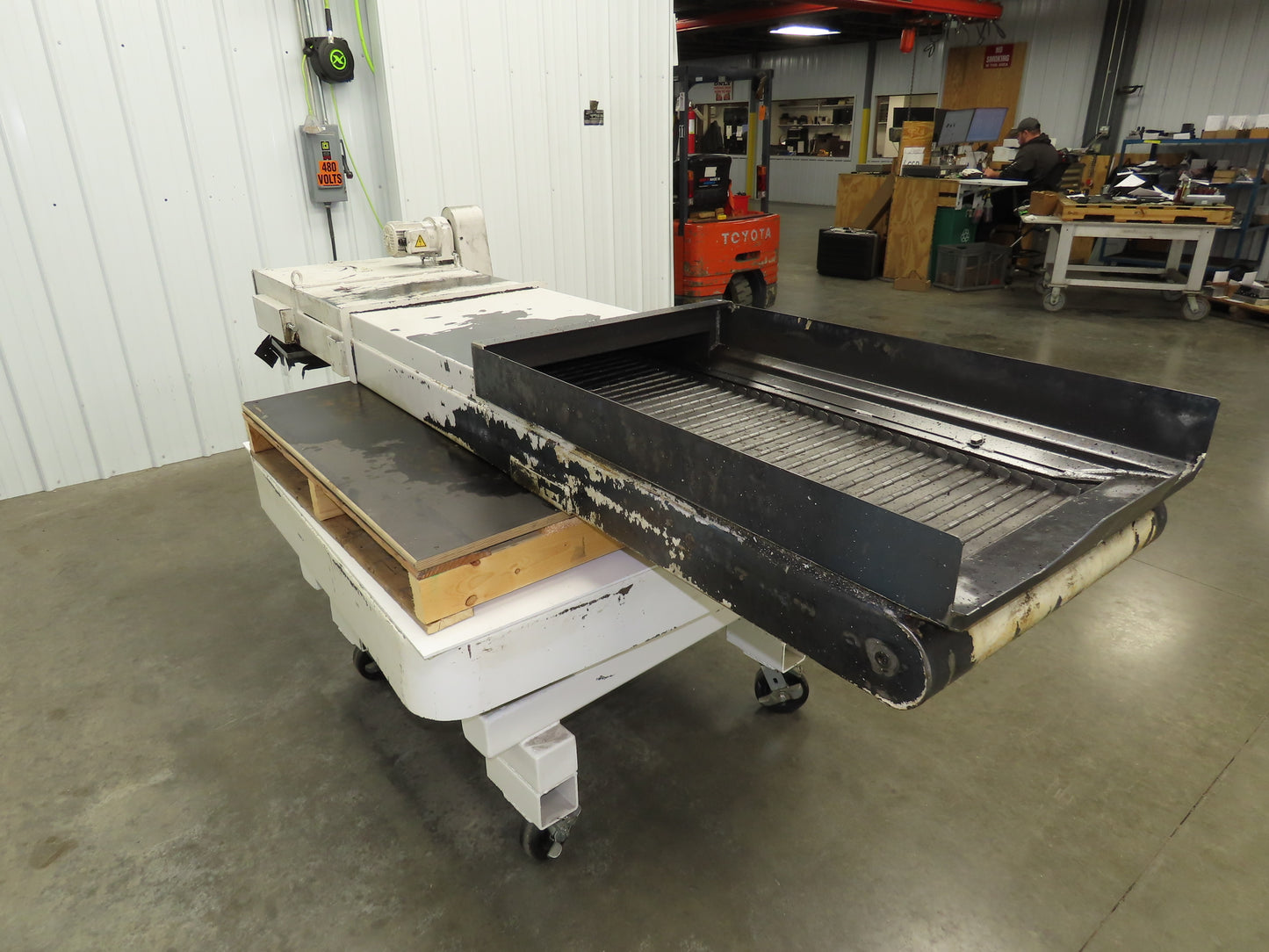 Enomoto MA-500H 25"W x 9' 3"L Chip Conveyor 22" Belt 40" Infeed 220V 3PH