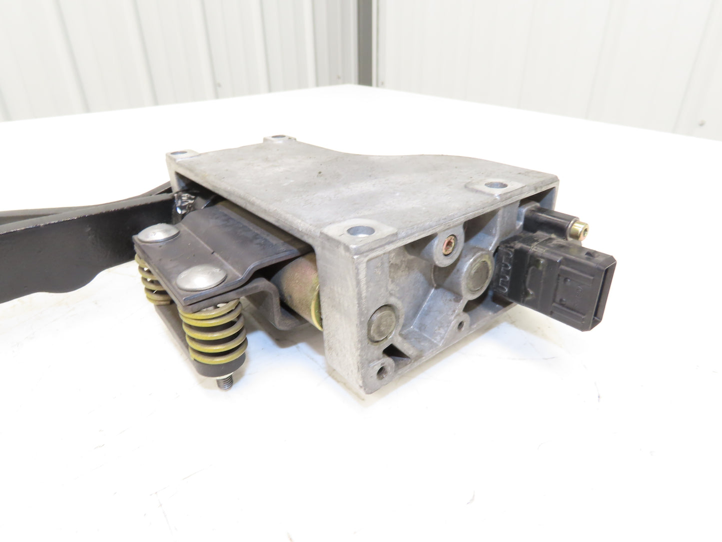 Linde Forklift Brake & Accelerator Pedal W/Potentiometer Removed From E20C