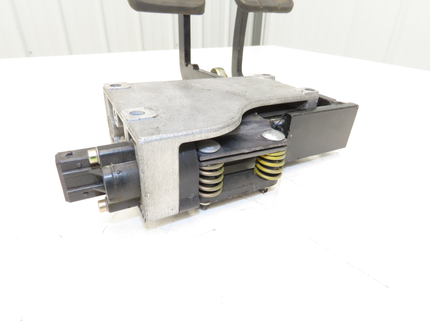 Linde Forklift Brake & Accelerator Pedal W/Potentiometer Removed From E20C