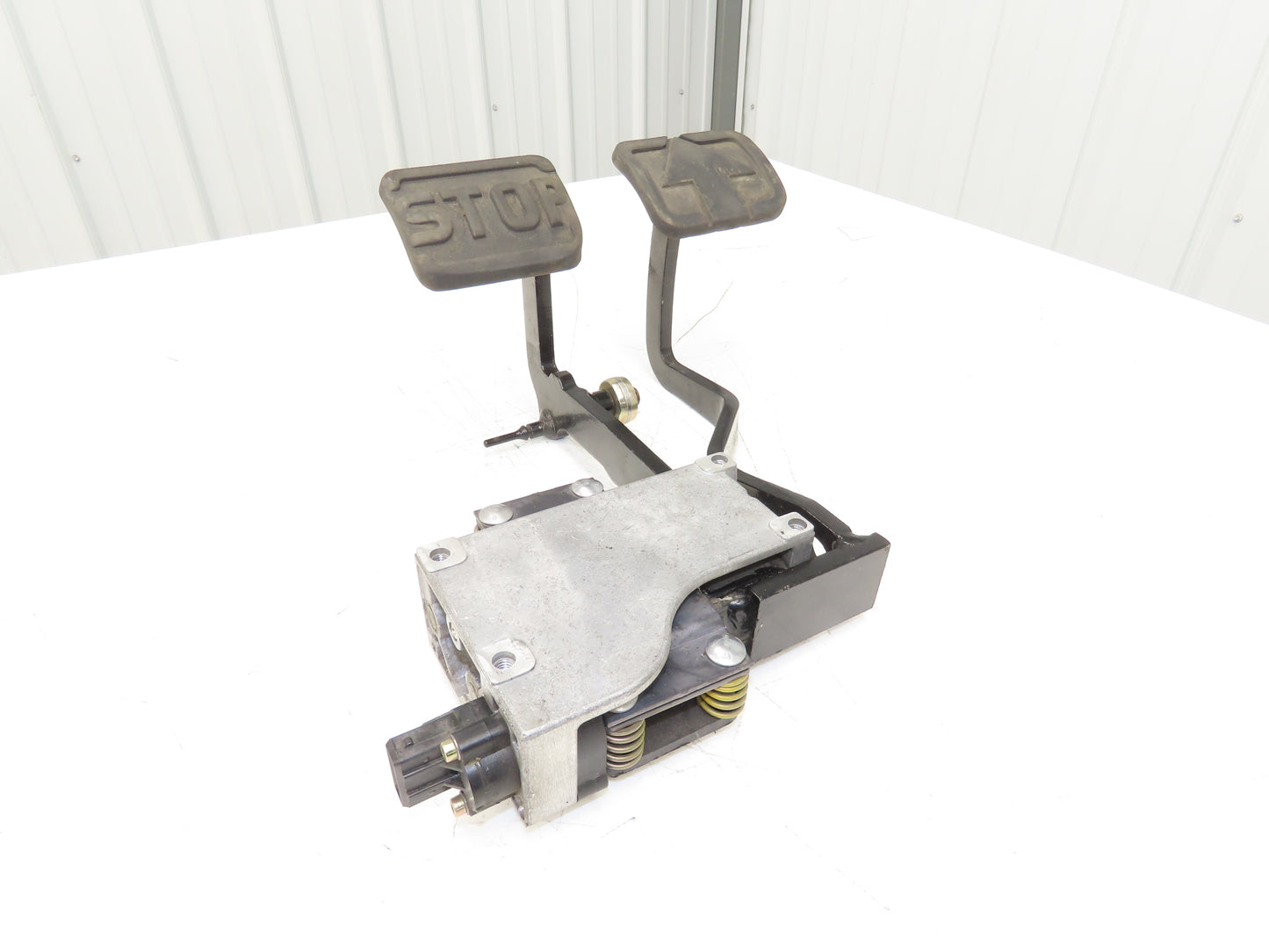Linde Forklift Brake & Accelerator Pedal W/Potentiometer Removed From E20C