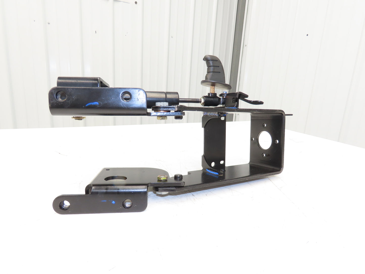 Hyster 8808585 Forklift Steering Column Tilt Bracket Assembly Removed From E80XN