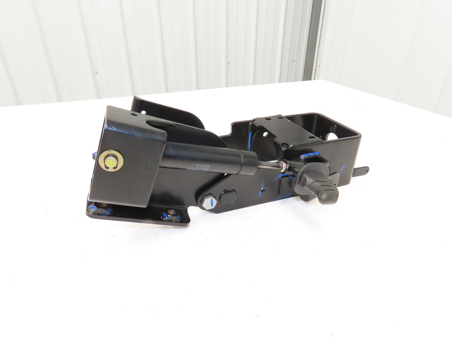 Hyster 8808585 Forklift Steering Column Tilt Bracket Assembly Removed From E80XN