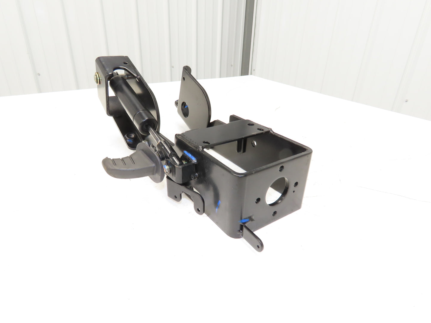Hyster 8808585 Forklift Steering Column Tilt Bracket Assembly Removed From E80XN