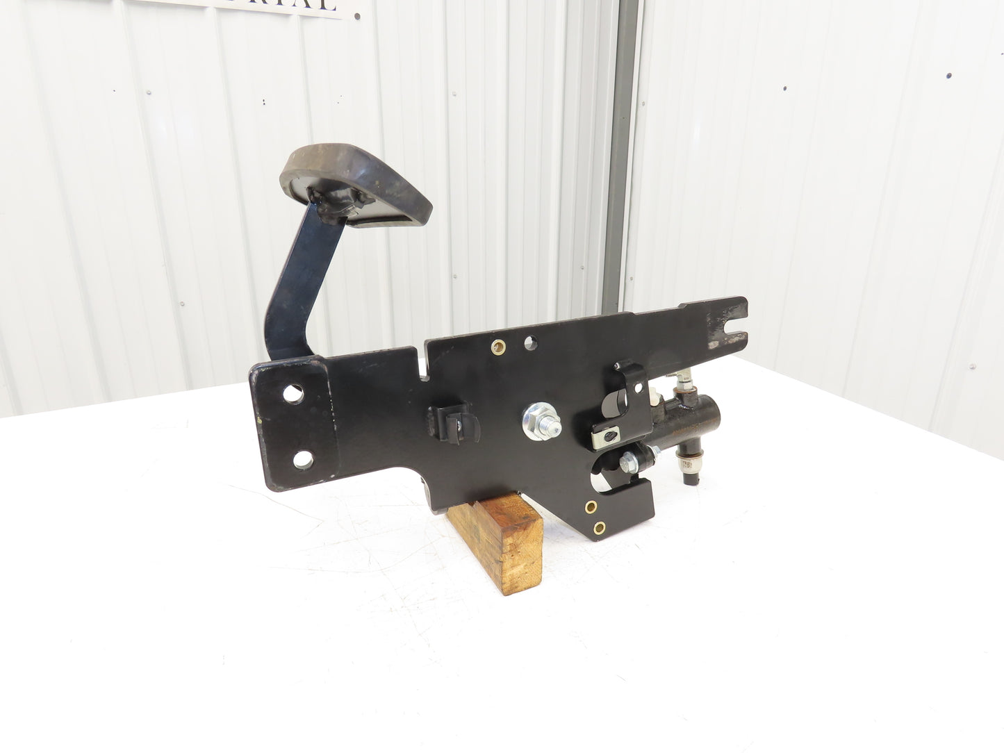Hyster E80XN Forklift Brake Pedal & Master Cylinder & Bracket Assembly