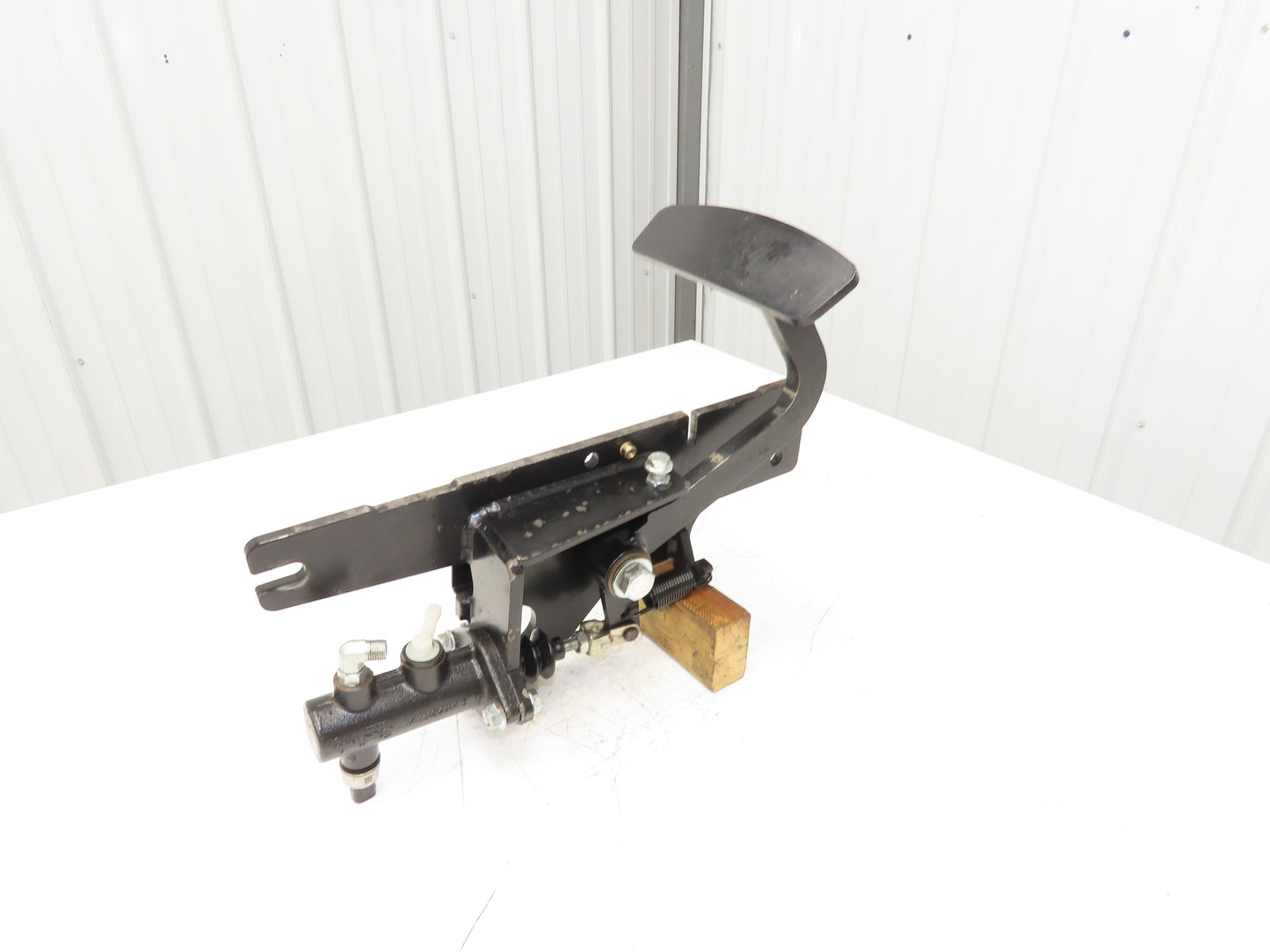 Hyster E100XN Forklift Brake Pedal & Master Cylinder & Bracket Assembly