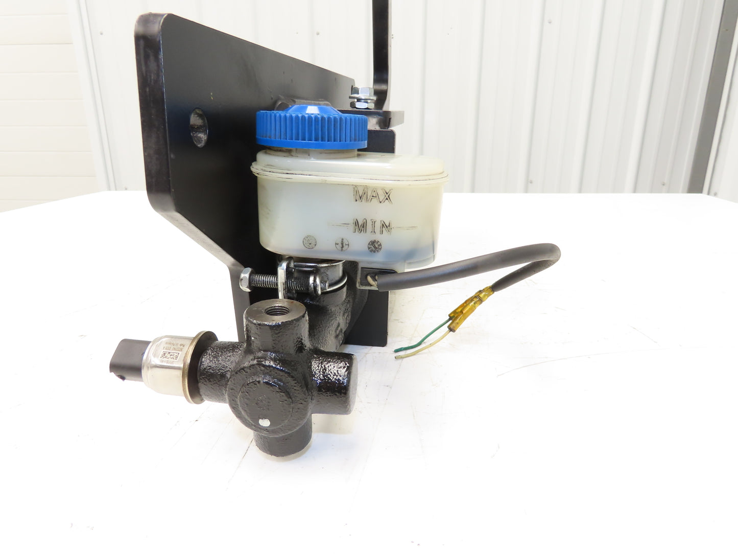 Yale ERP035VTN36TE084 Forklift Brake Pedal Master Cylinder & Bracket Assembly