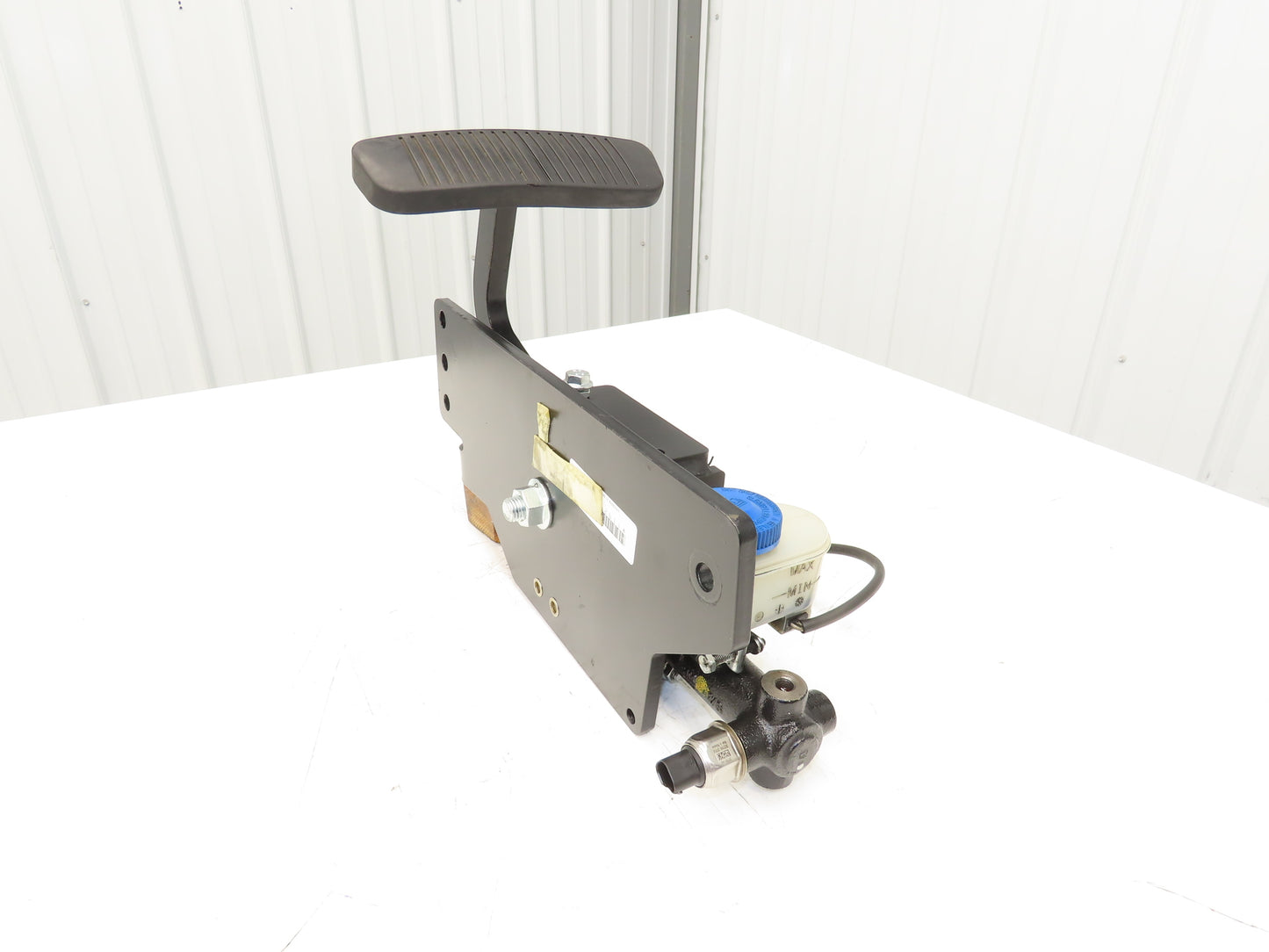 Yale ERP035VTN36TE084 Forklift Brake Pedal Master Cylinder & Bracket Assembly