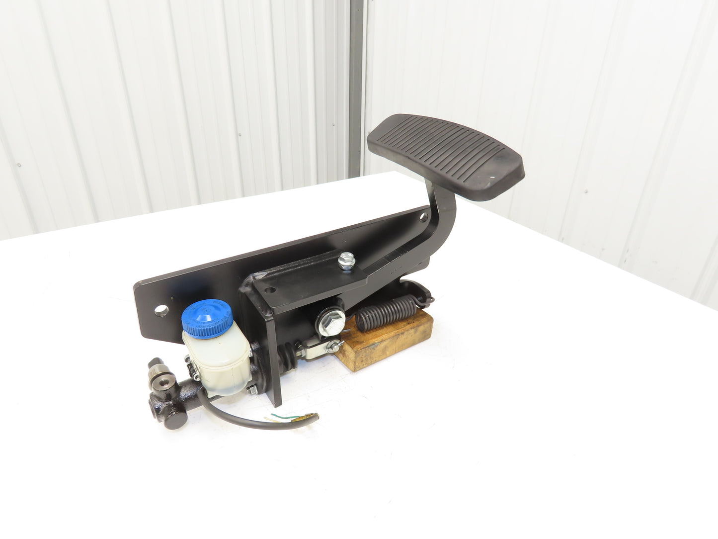 Yale ERP035VTN36TE084 Forklift Brake Pedal Master Cylinder & Bracket Assembly
