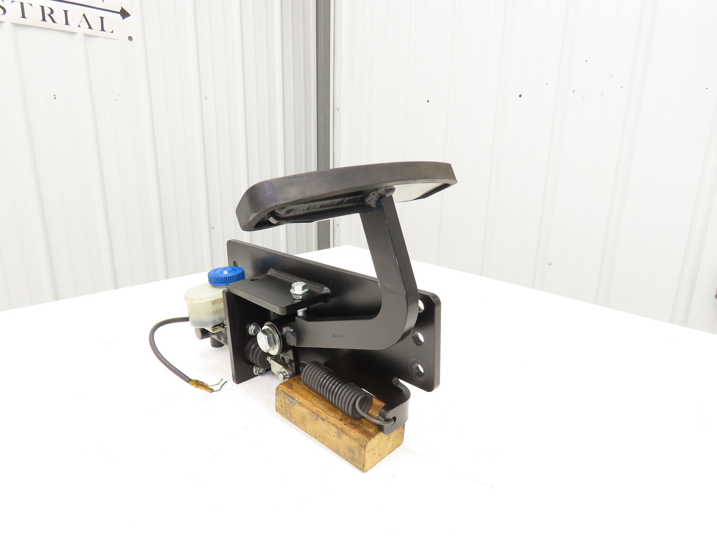 Yale ERP035VTN36TE084 Forklift Brake Pedal Master Cylinder & Bracket Assembly