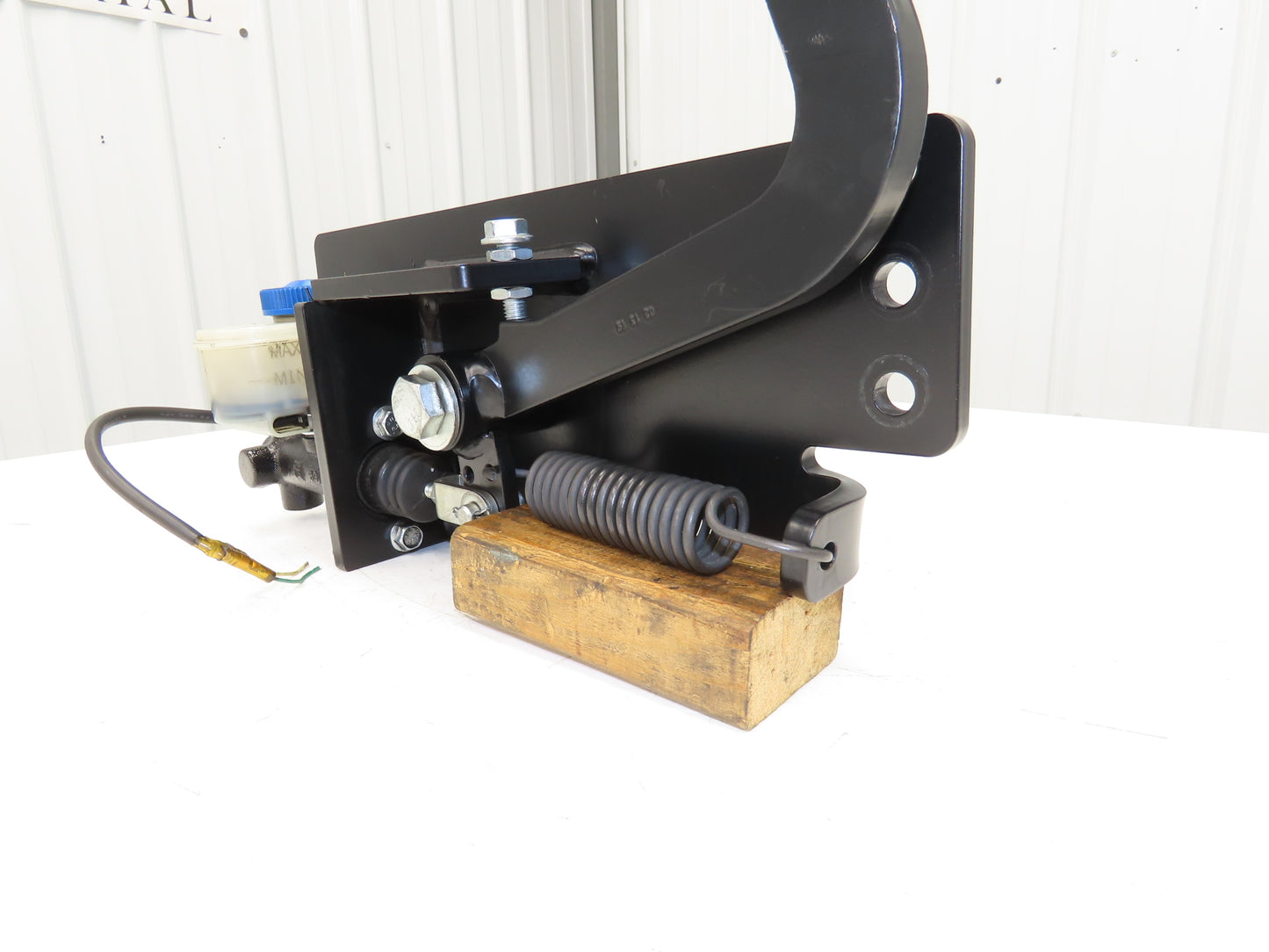 Yale ERP035VTN36TE084 Forklift Brake Pedal Master Cylinder & Bracket Assembly