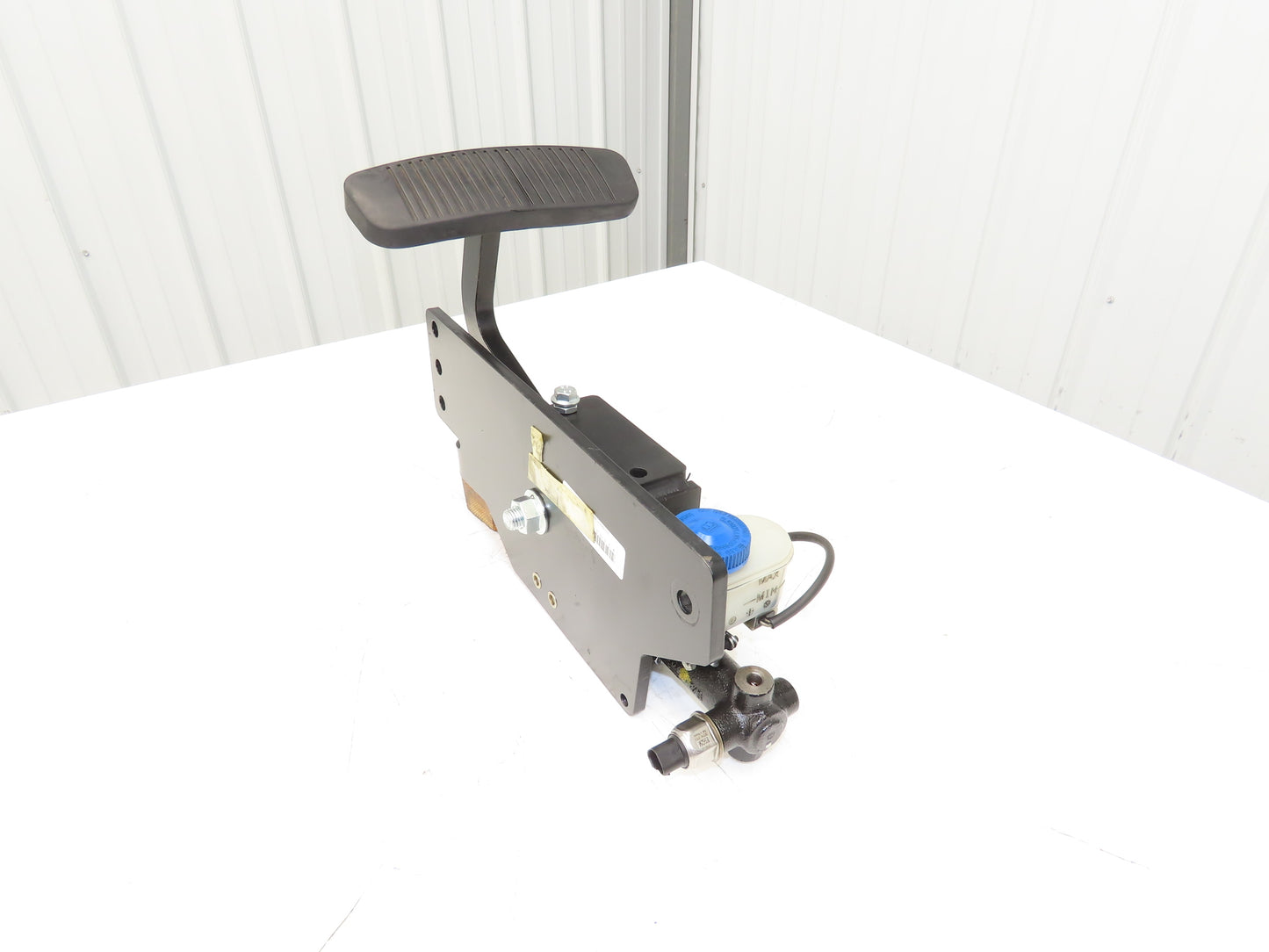 Yale ERP035VTN36TE084 Forklift Brake Pedal Master Cylinder & Bracket Assembly