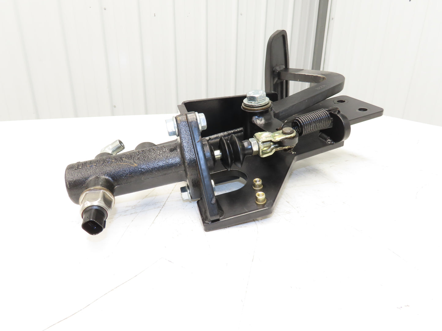 Hyster E80XN Forklift Brake Pedal & Master Cylinder & Bracket Assembly