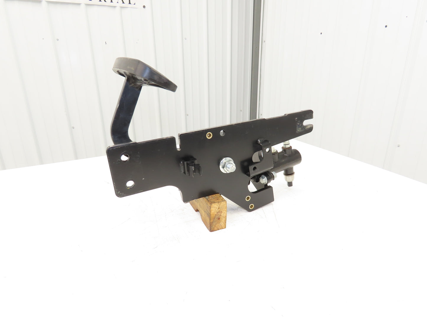 Hyster E80XN Forklift Brake Pedal & Master Cylinder & Bracket Assembly